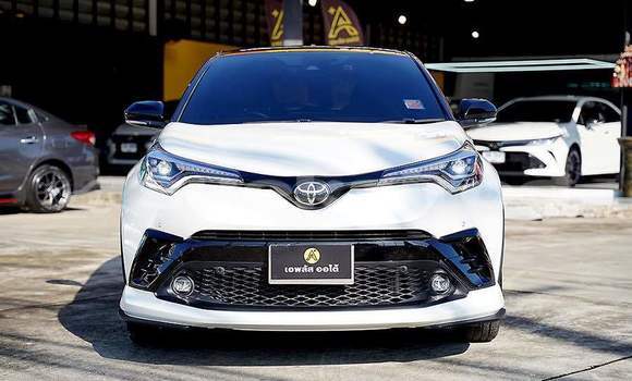 ซื้อ รถมือสอง Toyota C-HR ขาว รถยนต์ ใน %{เมือง} ใน กรุงเทพมหานคร