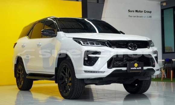 Buy Used Toyota Fortuner White Car in Bangkok in Bangkok
