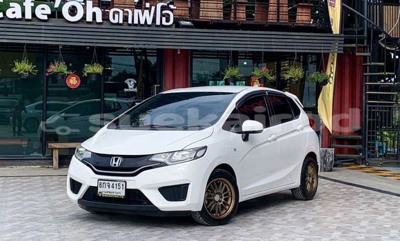ซื้อ รถมือสอง Honda Jazz ขาว รถยนต์ ใน %{เมือง} ใน กรุงเทพมหานคร