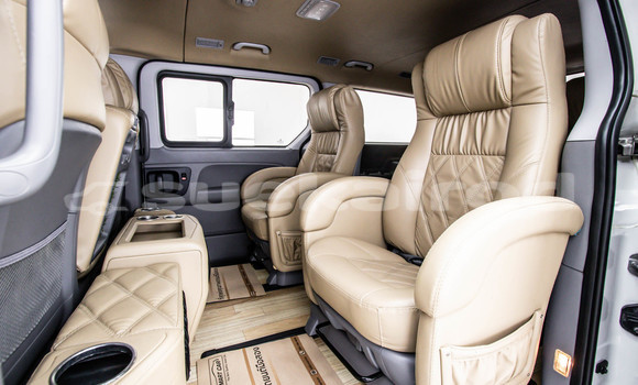 Buy Used Hyundai H1 White Car in Bangkok in Bangkok Buy Used Hyundai H1 White Car in Bangkok in Bangkok