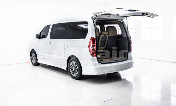 Buy Used Hyundai H1 White Car in Bangkok in Bangkok Buy Used Hyundai H1 White Car in Bangkok in Bangkok