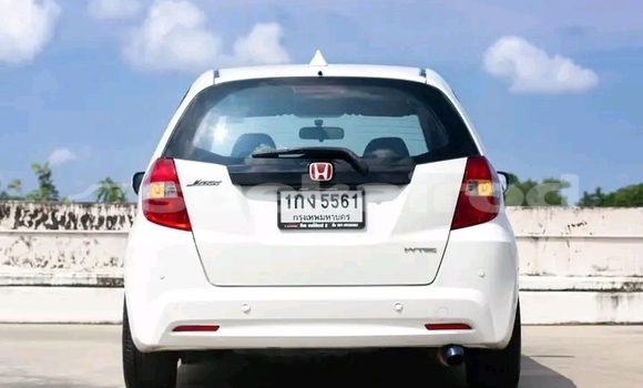 ซื้อ รถมือสอง Honda Jazz ขาว รถยนต์ ใน %{เมือง} ใน กาญจนบุรี