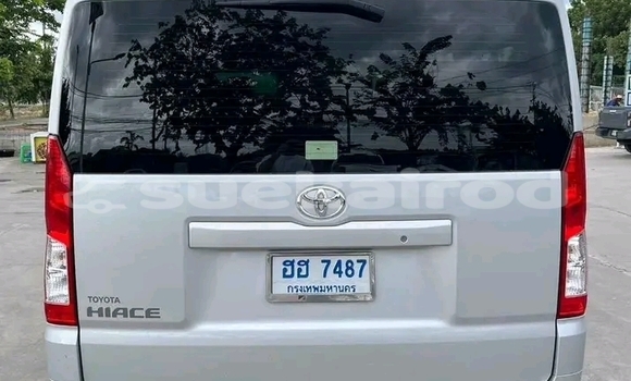 ซื้อ รถมือสอง Toyota Hiace ขาว รถยนต์ ใน %{เมือง} ใน ลำพูน