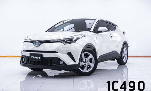ซื้อ รถมือสอง Toyota C-HR ขาว รถยนต์ ใน %{เมือง} ใน กรุงเทพมหานคร