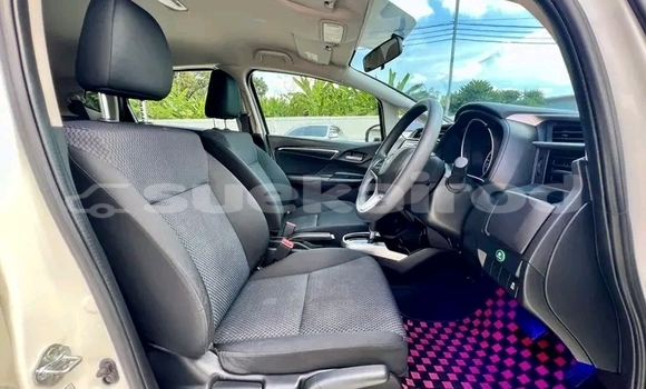 ซื้อ รถมือสอง Honda Jazz ขาว รถยนต์ ใน %{เมือง} ใน กาญจนบุรี