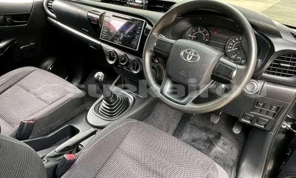 ซื้อ รถมือสอง Toyota Hilux สีดำ รถยนต์ ใน %{เมือง} ใน ฉะเชิงเทรา