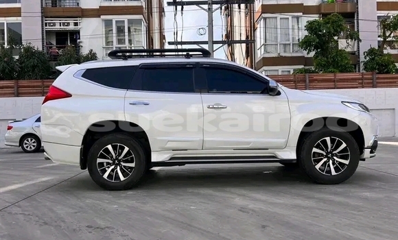 ซื้อ รถมือสอง Mitsubishi Pajero ขาว รถยนต์ ใน %{เมือง} ใน บุรีรัมย์