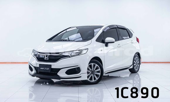 ซื้อ รถมือสอง Honda Jazz ขาว รถยนต์ ใน %{เมือง} ใน กรุงเทพมหานคร