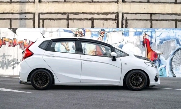 Buy Used Honda Jazz White Car in Chai Nat in Chai Nat