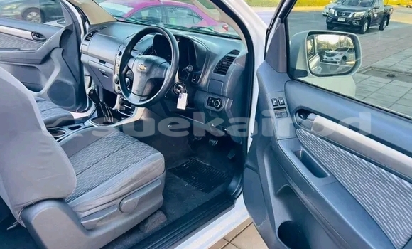 Buy Used Chevrolet Colorado White Car in Chai Nat in Chai Nat