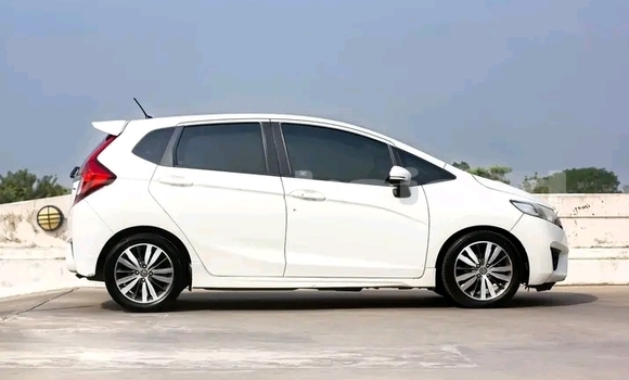 ซื้อ รถมือสอง Honda Jazz ขาว รถยนต์ ใน %{เมือง} ใน อ่างทอง