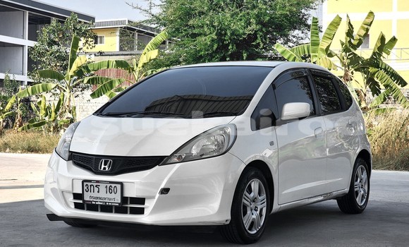 Buy Used Honda Jazz White Car in Nonthaburi in Nonthaburi