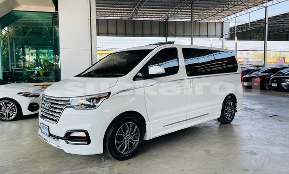 Buy Used Hyundai H1 White Car in Nonthaburi in Nonthaburi