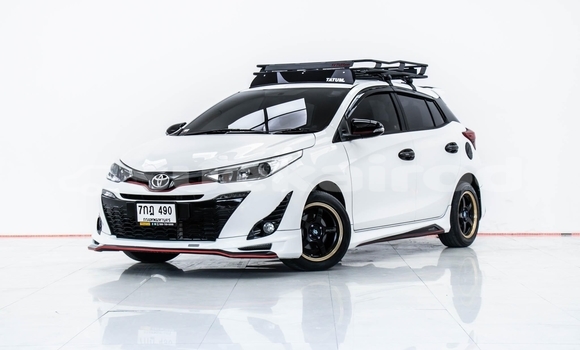 ซื้อ รถมือสอง Toyota Yaris ขาว รถยนต์ ใน %{เมือง} ใน นนทบุรี
