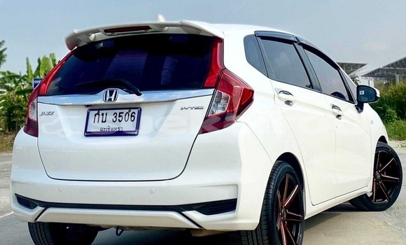 Buy Used Honda Jazz White Car in Nonthaburi in Nonthaburi Buy Used Honda Jazz White Car in Nonthaburi in Nonthaburi