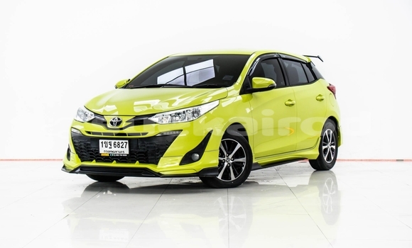 ซื้อ รถมือสอง Toyota Yaris เขียว รถยนต์ ใน %{เมือง} ใน นนทบุรี