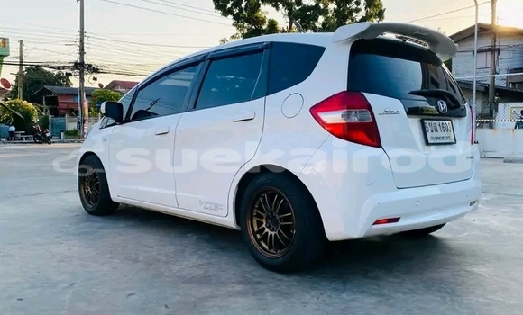 ซื้อ รถมือสอง Honda Jazz ขาว รถยนต์ ใน %{เมือง} ใน ชัยนาท