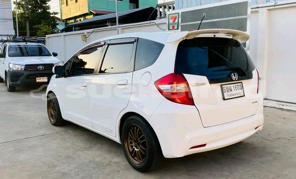 Buy Used Honda Jazz White Car in Chai Nat in Chai Nat Buy Used Honda Jazz White Car in Chai Nat in Chai Nat