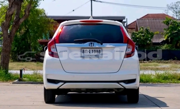 Buy Used Honda Jazz White Car in Chai Nat in Chai Nat Buy Used Honda Jazz White Car in Chai Nat in Chai Nat