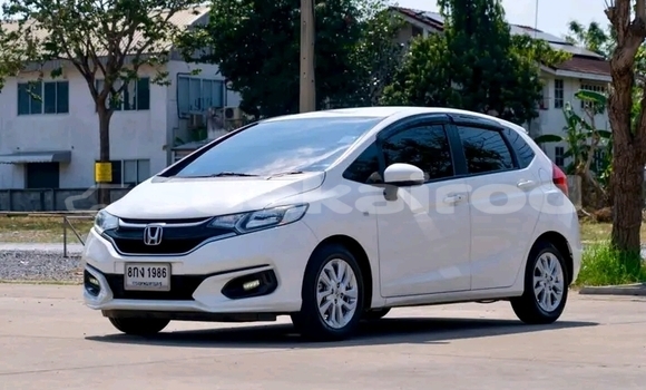 Buy Used Honda Jazz White Car in Chai Nat in Chai Nat Buy Used Honda Jazz White Car in Chai Nat in Chai Nat