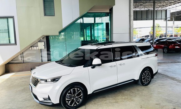 Buy Used Kia Carnival White Car in Nonthaburi in Nonthaburi