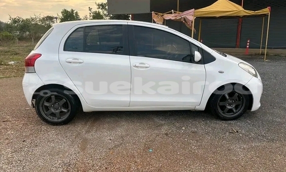 ซื้อ รถมือสอง Toyota Yaris ขาว รถยนต์ ใน %{เมือง} ใน ลำพูน