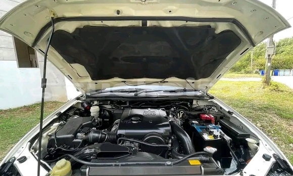 ซื้อ รถมือสอง Mitsubishi Pajero ขาว รถยนต์ ใน %{เมือง} ใน ชัยนาท