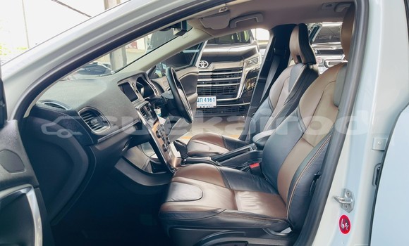 Buy Used Volvo V40 White Car in Nonthaburi in Nonthaburi Buy Used Volvo V40 White Car in Nonthaburi in Nonthaburi