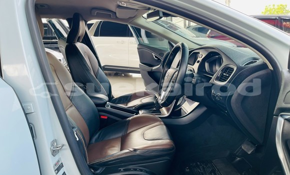 Buy Used Volvo V40 White Car in Nonthaburi in Nonthaburi Buy Used Volvo V40 White Car in Nonthaburi in Nonthaburi