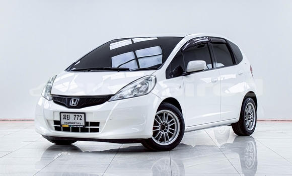 Buy Used Honda Jazz White Car in Nonthaburi in Nonthaburi
