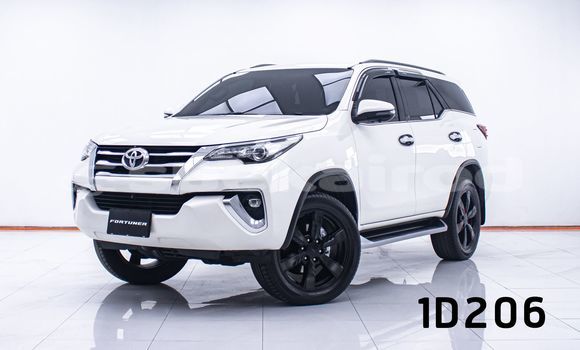 ซื้อ รถมือสอง Toyota Fortuner ขาว รถยนต์ ใน %{เมือง} ใน กรุงเทพมหานคร