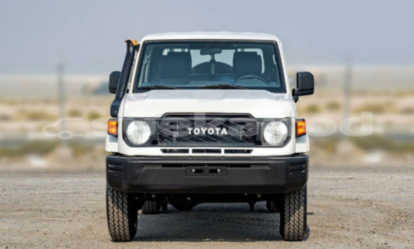 Buy Used Toyota Land Cruiser White Car in Bangkok in Bangkok Buy Used Toyota Land Cruiser White Car in Bangkok in Bangkok