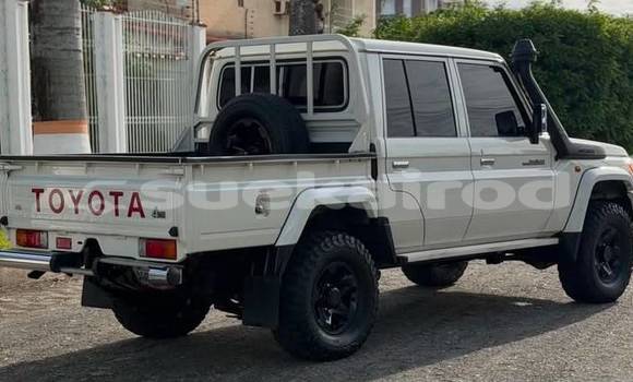 Buy Used Toyota Land Cruiser White Car in Bangkok in Bangkok Buy Used Toyota Land Cruiser White Car in Bangkok in Bangkok