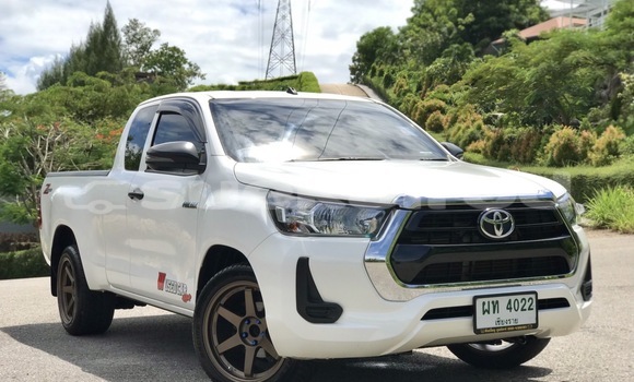 Buy Used Toyota Hiluxe Revo White Car in Bangkok in Bangkok