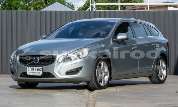 ซื้อ รถมือสอง Volvo V60 เงิน รถยนต์ ใน %{เมือง} ใน กรุงเทพมหานคร