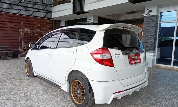 Buy Used Honda Jazz White Car in Yasothon in Yasothon Buy Used Honda Jazz White Car in Yasothon in Yasothon