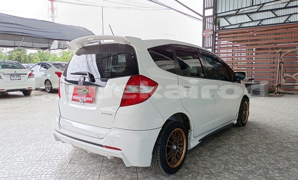 Buy Used Honda Jazz White Car in Yasothon in Yasothon Buy Used Honda Jazz White Car in Yasothon in Yasothon