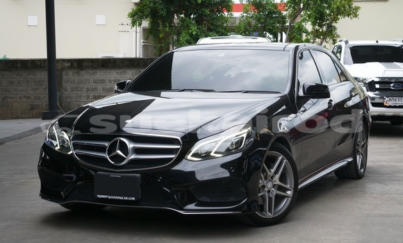 ซื้อ รถมือสอง Mercedes-Benz E-Classe สีดำ รถยนต์ ใน %{เมือง} ใน กรุงเทพมหานคร