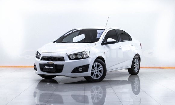 ซื้อ รถมือสอง Chevrolet Sonic ขาว รถยนต์ ใน %{เมือง} ใน กรุงเทพมหานคร