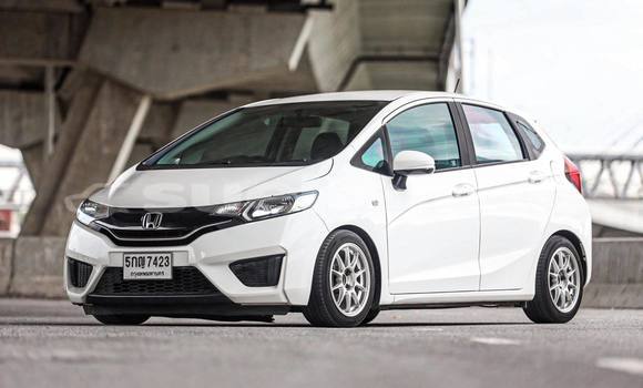 ซื้อ รถมือสอง Honda Jazz ขาว รถยนต์ ใน %{เมือง} ใน กรุงเทพมหานคร