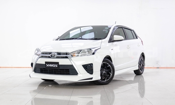 ซื้อ รถมือสอง Toyota Yaris ขาว รถยนต์ ใน %{เมือง} ใน กรุงเทพมหานคร