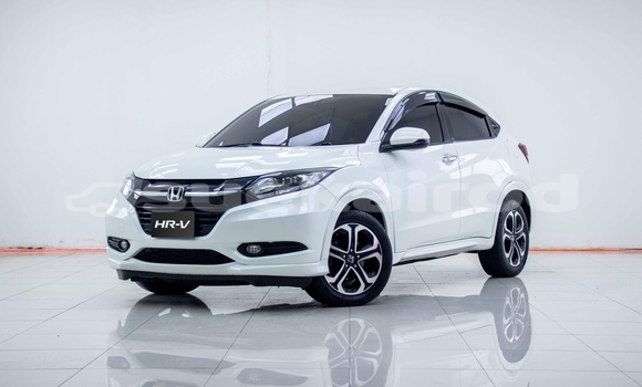ซื้อ รถมือสอง Honda HR-V ขาว รถยนต์ ใน %{เมือง} ใน กรุงเทพมหานคร