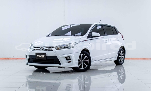 ซื้อ รถมือสอง Toyota Yaris ขาว รถยนต์ ใน %{เมือง} ใน กรุงเทพมหานคร