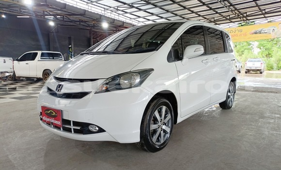 Buy Used Honda Freed White Car in Yasothon in Yasothon