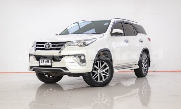 ซื้อ รถมือสอง Toyota Fortuner ขาว รถยนต์ ใน %{เมือง} ใน กรุงเทพมหานคร