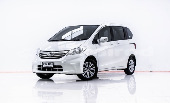 Buy Used Honda Freed White Car in Bangkok in Bangkok