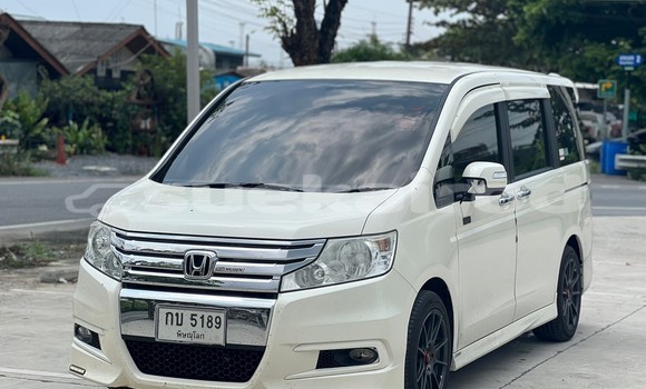Buy Used Honda Stepwgn White Car in Bangkok in Bangkok