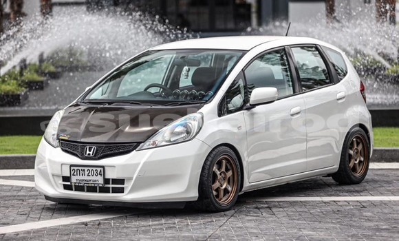 ซื้อ รถมือสอง Honda Jazz ขาว รถยนต์ ใน %{เมือง} ใน กรุงเทพมหานคร