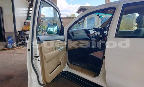 Buy Used Toyota Hiluxe VIGO White Car in Bangkok in Bangkok Buy Used Toyota Hiluxe VIGO White Car in Bangkok in Bangkok