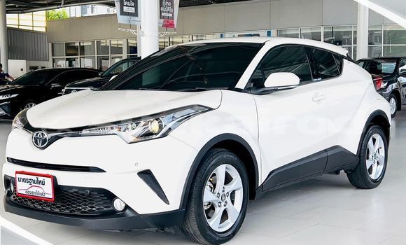 ซื้อ รถมือสอง Toyota C-HR ขาว รถยนต์ ใน %{เมือง} ใน กรุงเทพมหานคร